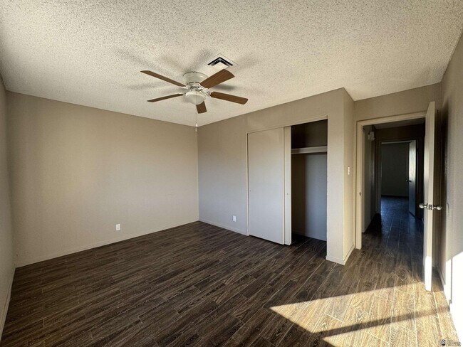 Building Photo - 1276 S Pagent Ave