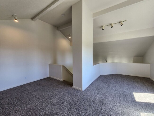 Building Photo - 462 N St E