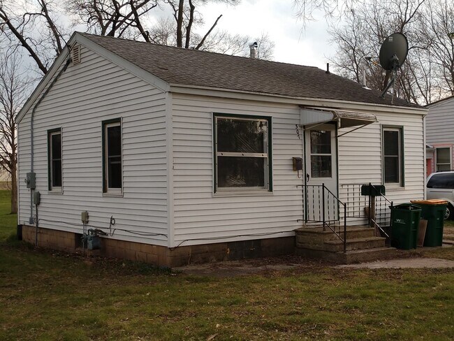Building Photo - 307 River St