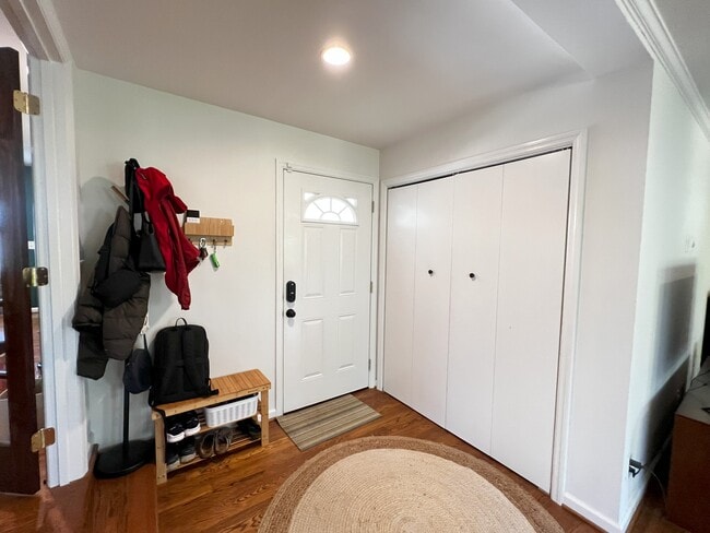 Building Photo - 2228 Meadowvale Dr NE