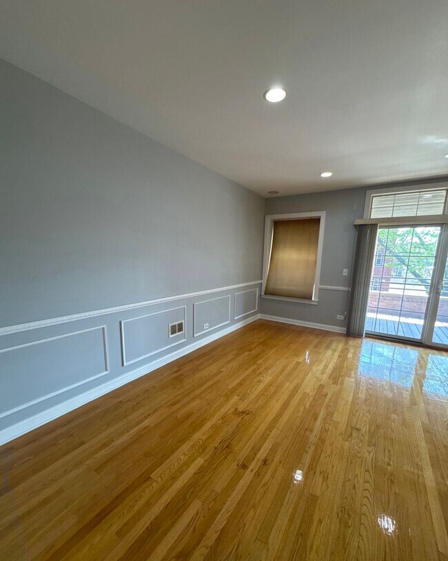 Building Photo - Beautiful 3 bedroom 2 bathroom condo In Near Presidential Library