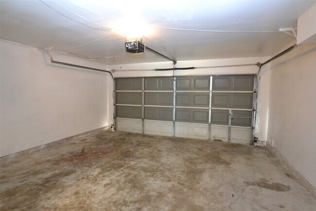 Building Photo - 12410 Meadow Briar Dr