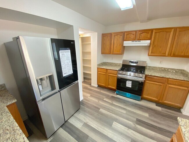 Building Photo - 4bed/2bath plus Bonus Loft!