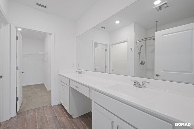 Building Photo - Spacious 5BR House in Fort Pierce, 5 minut...