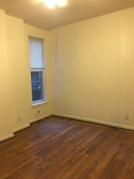 Building Photo - 843 Hollins St