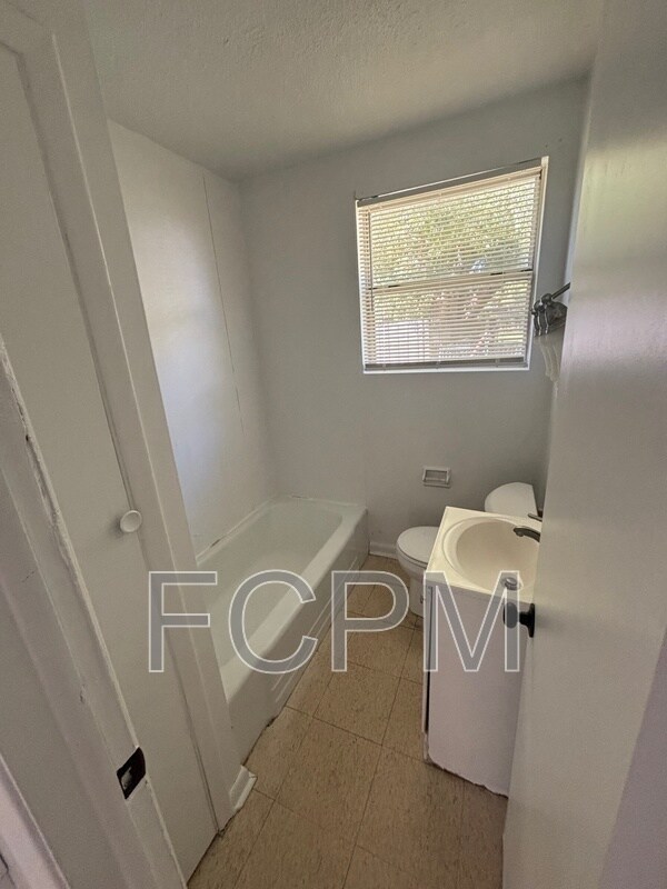 Building Photo - 1064 Huron St