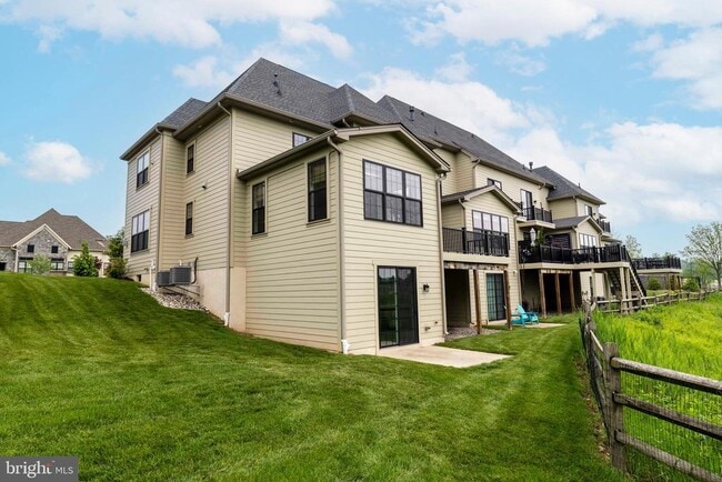 Building Photo - 6098 Creekside Dr