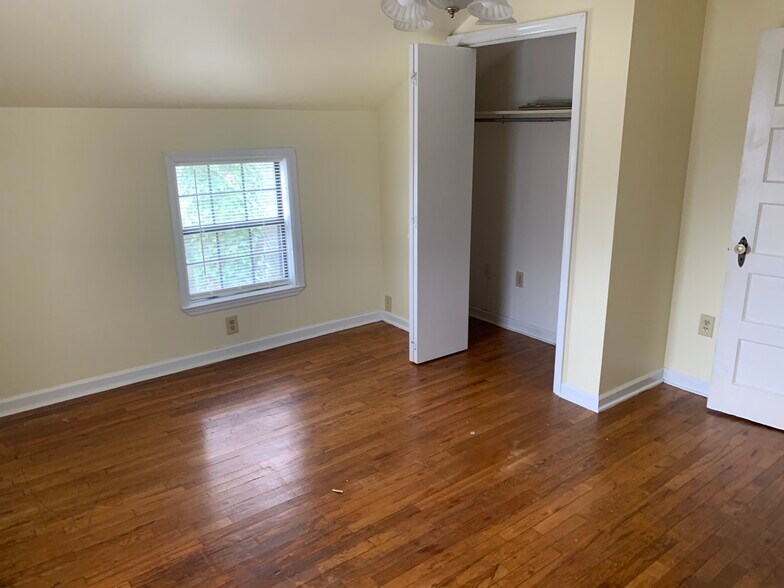 Master bedroom from corner - 820 N Jackson St