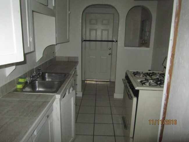 Building Photo - NICE Duplex for Rent close to Midtown and the Plaza District 2-bed & 1-bed available