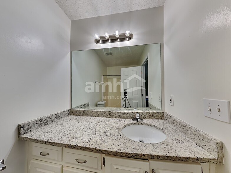 Building Photo - 2062 Spicers Ln