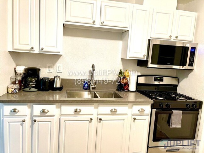 Building Photo - 4829 Castle Ave