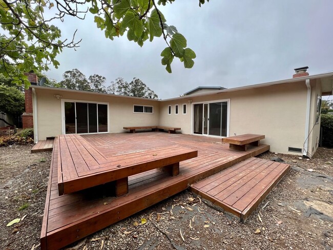 Building Photo - Spacious 4-Bed / 2-Bath Rancher near Linda Mar Beach