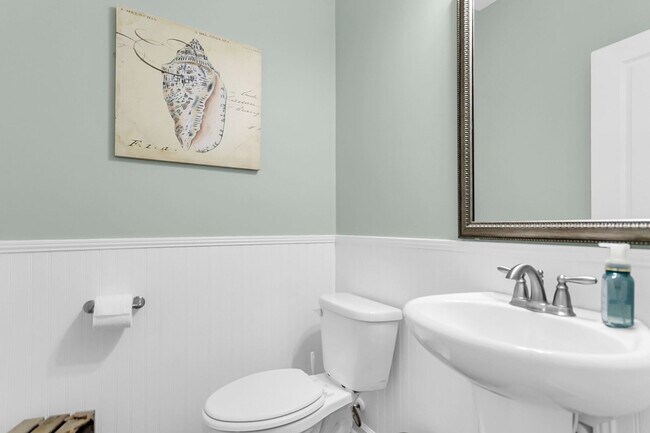 Building Photo - Fully Furnished 3 Bedroom, 2.5 Bathroom Ho...
