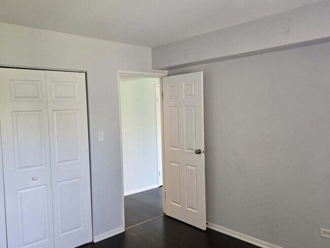 Building Photo - 9430 Bay Colony Dr