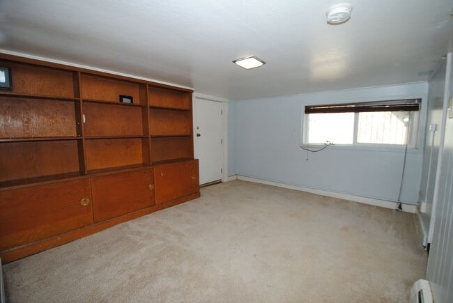Building Photo - Spacious & centrally located 4 bed / 3 bath house FOR RENT