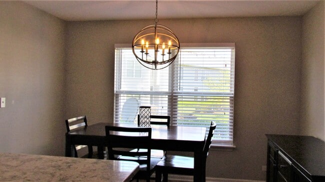 Building Photo - 1542 E Chivalry Ct
