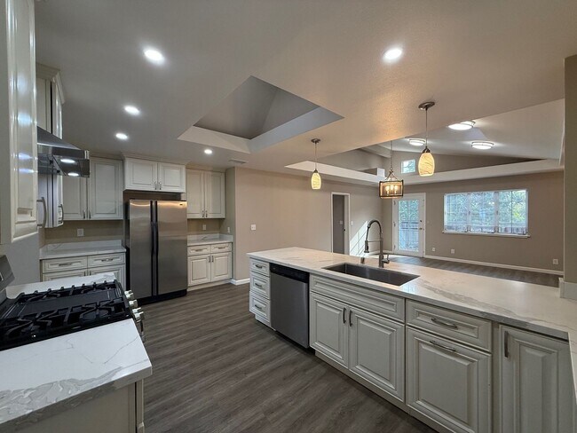 Building Photo - Nice and bright detached single-family res...