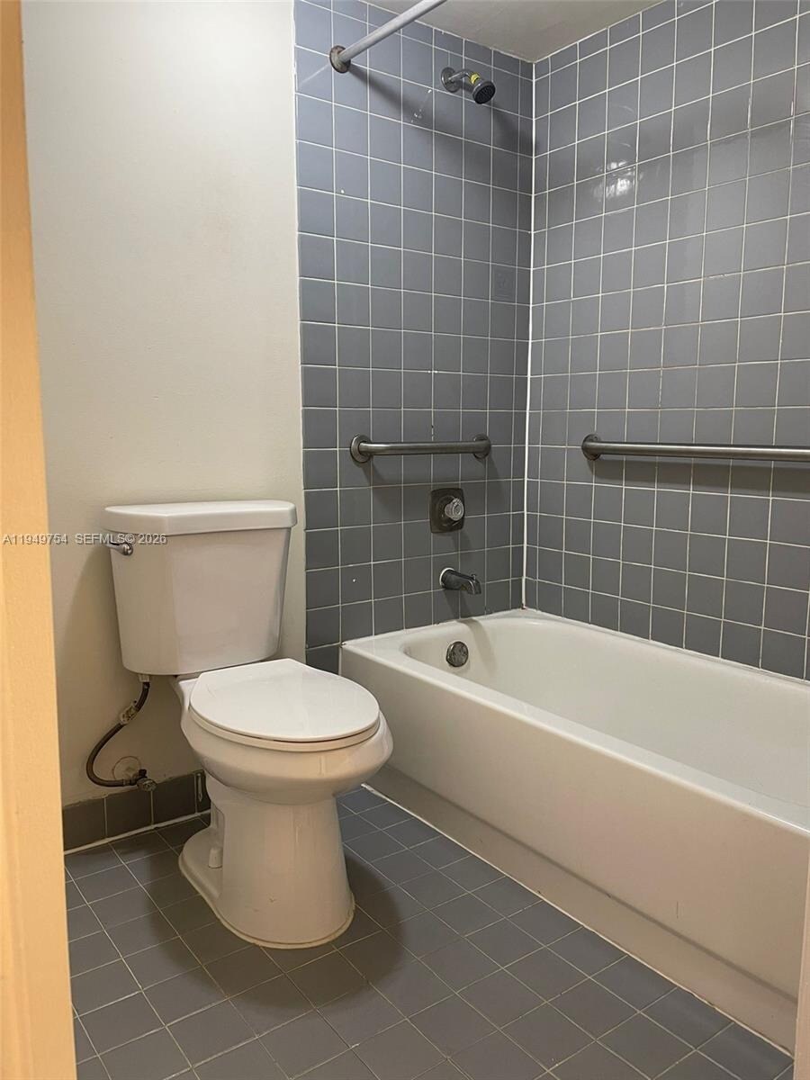 Building Photo - 9688 Fontainebleau Blvd