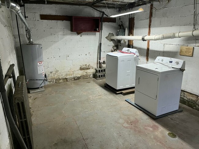 Building Photo - 349 E 5th St