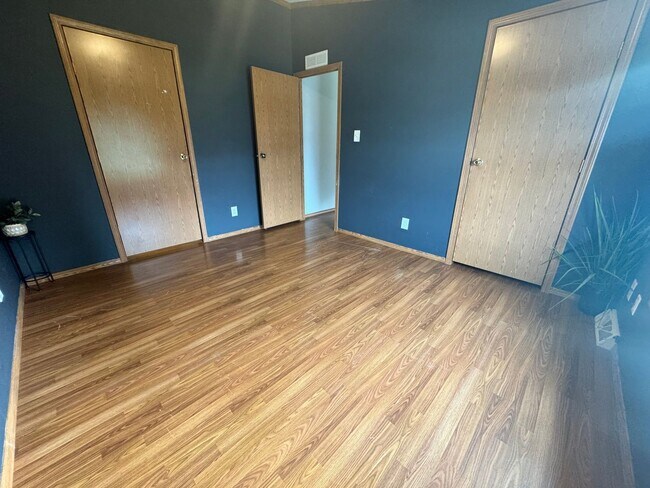 Building Photo - 215 Greenbush Dr