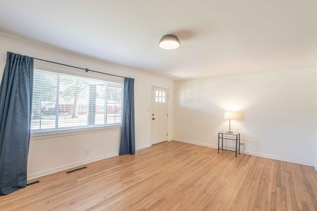 Building Photo - Stunning 3 Bed 2 Bath In Great Area
