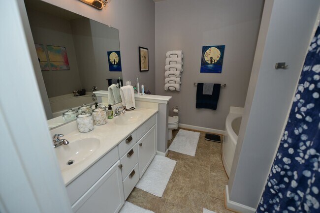 Building Photo - Clubhouse and pool community in the heart of Greenbrier!