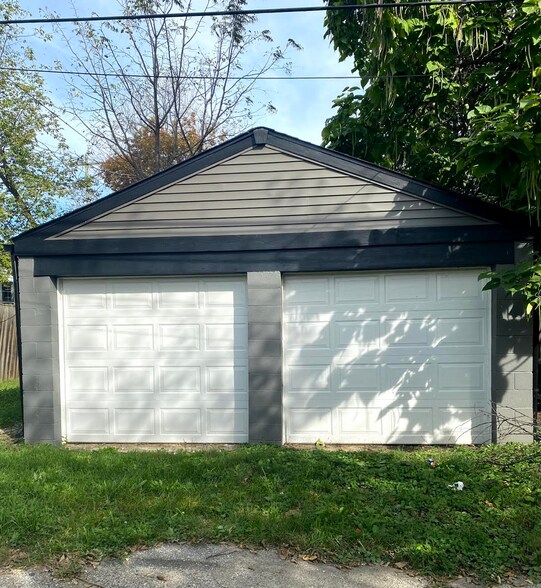 2 car garage from alley - 719 S 17th St
