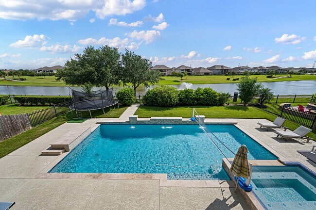 Building Photo - 4627 Miramar Dr