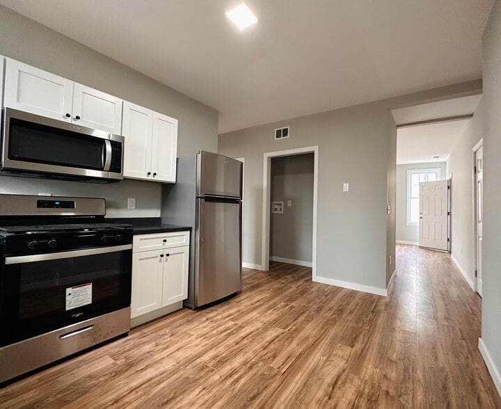 Building Photo - 19 Thompson St