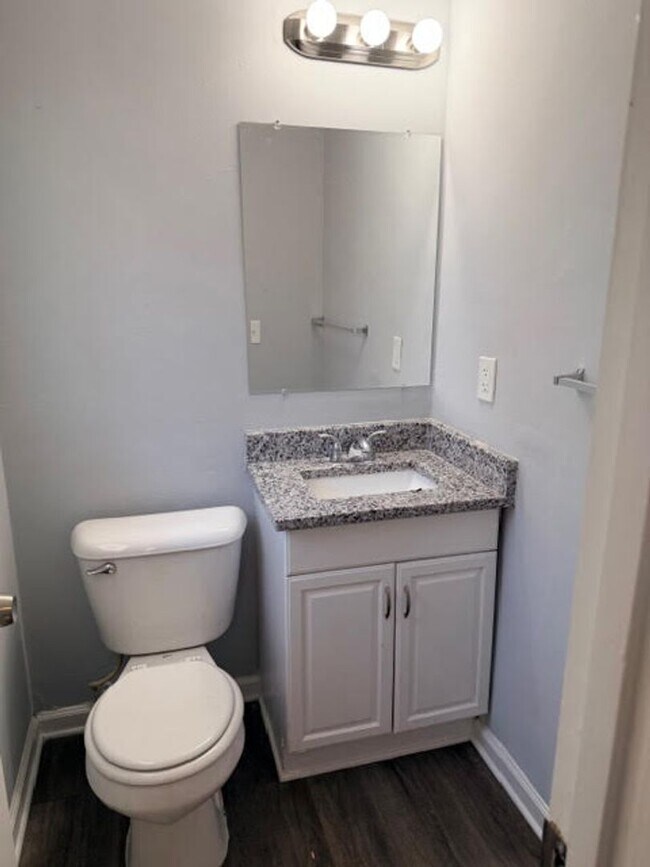 Building Photo - Newly Updated Duplex Unit in Riverdale