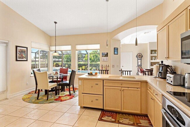 Building Photo - 212 SW Whitewood Dr