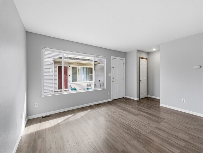 Building Photo - Spacious Townhome with Functional Layout