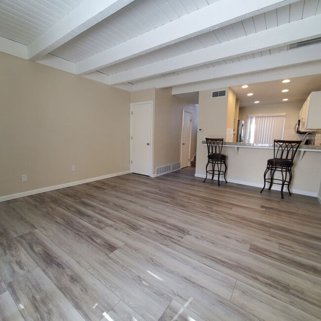 Building Photo - 2 Bedroom Townhome with Pool and Clubhouse/Centrally Located!!