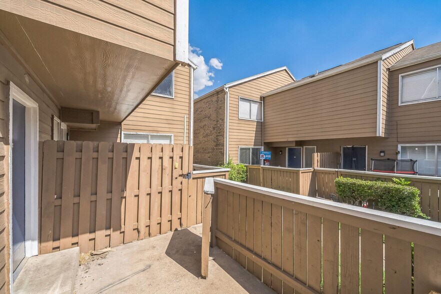 Building Photo - 13353 Emily Rd