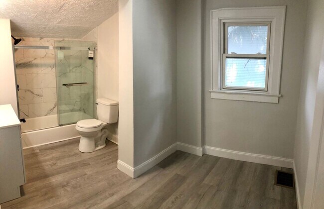 Building Photo - 3 Bedroom, 2 Bath with Finished Basement