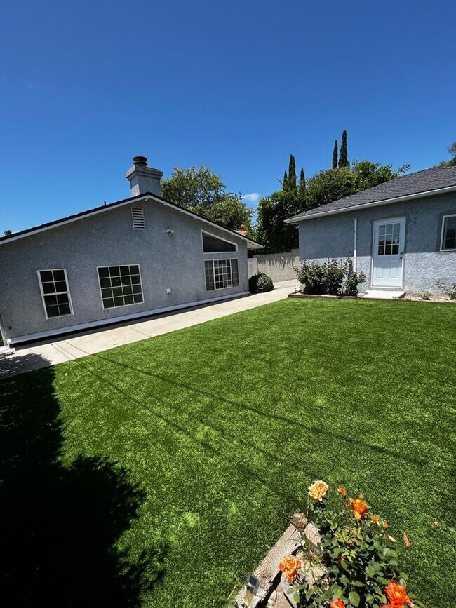 Building Photo - Beautiful 3 bed 2.5 Bath House- La Crescenta/Glendale