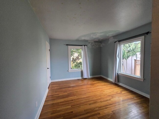 Building Photo - 4 Bedroom, 2 Bathroom House!