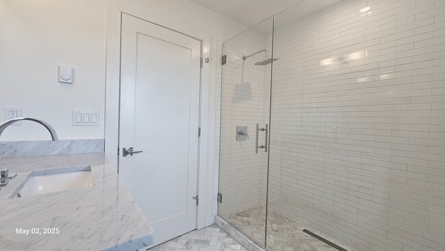 Building Photo - 3 Bed, 2 Bath Apartment in Prime Roosevelt...