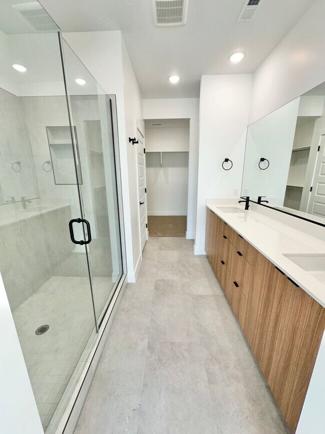 Building Photo - PET FRIENDLY!! HURRICANE TOWNHOME!