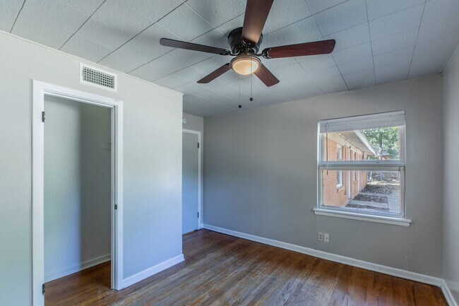Building Photo - Stylish & Spacious 3-Bed Home