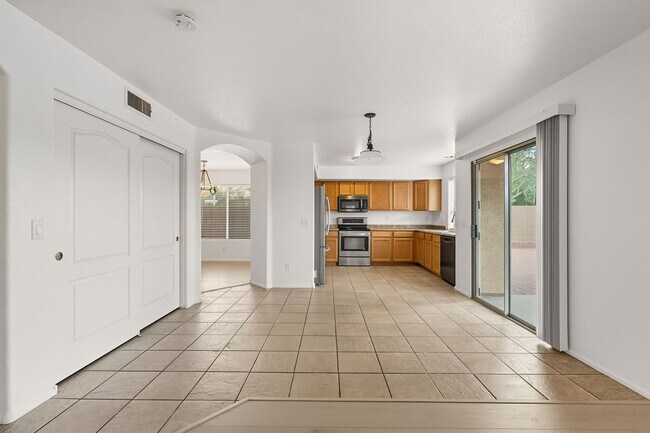 Building Photo - Solar Home with Nice Floorplan in a Great ...