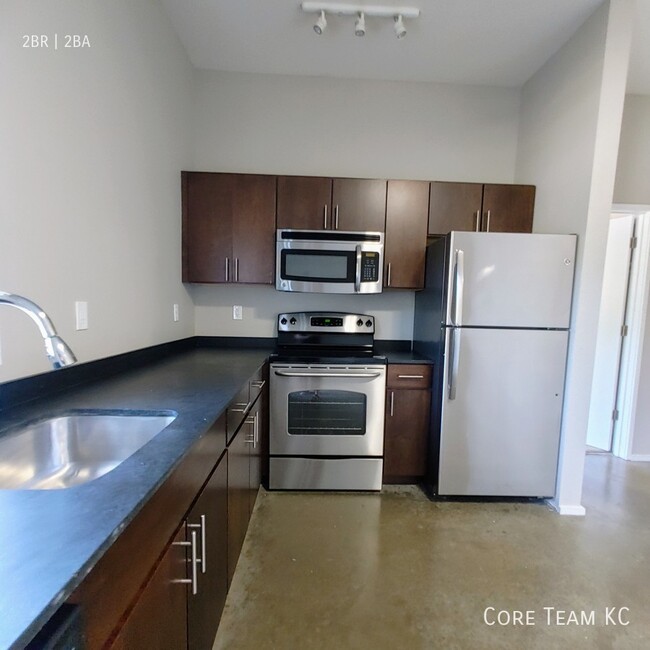 Building Photo - Two bedroom with large patio in Midtown!