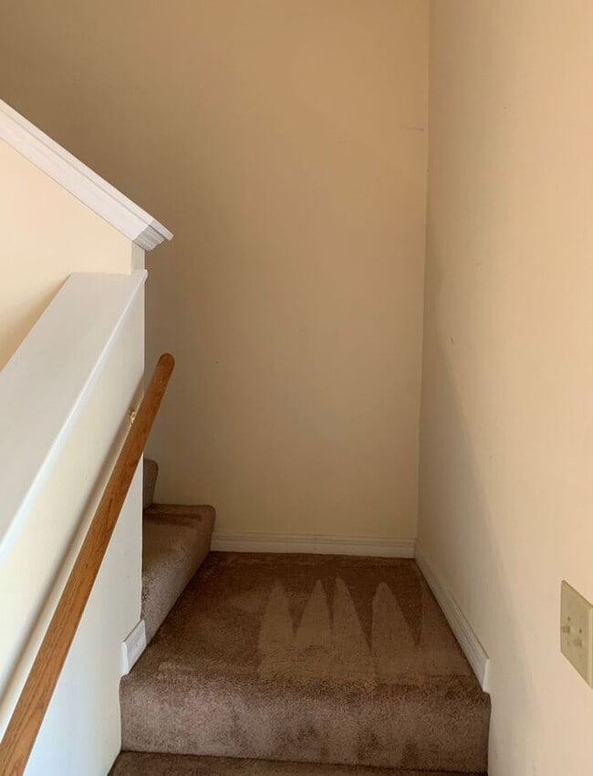Building Photo - Awesome 2 Bed/2 Bath Townhome, Minutes fro...