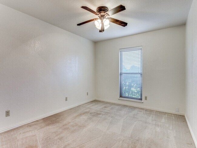Building Photo - 6900 Sandstone Ct