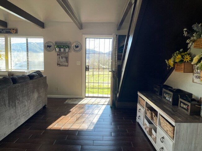 Building Photo - 2 BEDROOM 2 BATH+ LOFT - 1 ACRE - UNFURNISHED or FURNISHED