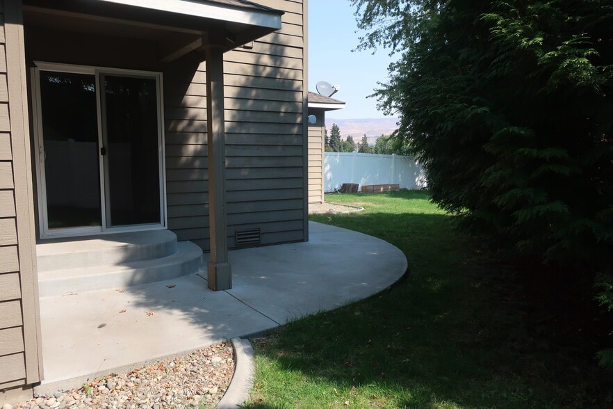 Building Photo - 135 S Cove Ave