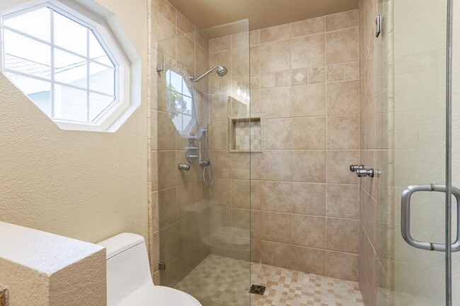 Building Photo - 3 Bed / 2.5 Bath bright and spacious home ...