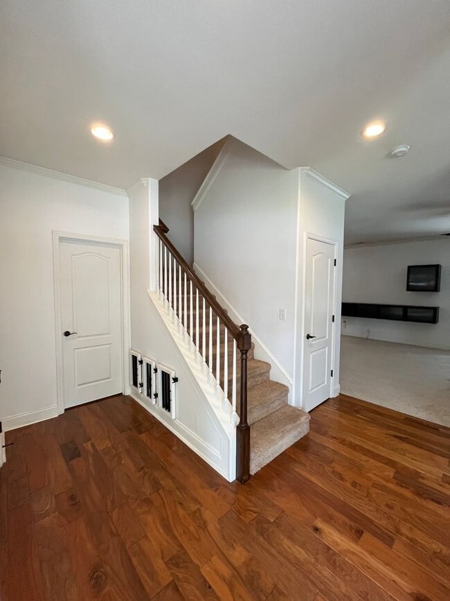 Building Photo - Stunning 3 Bed 3 Bath Home