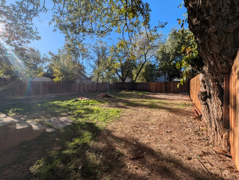 Building Photo - 1626 Bridge St