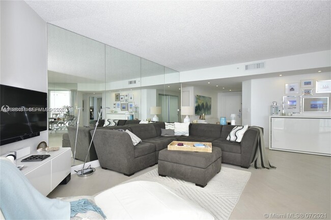 Building Photo - 17375 Collins Ave